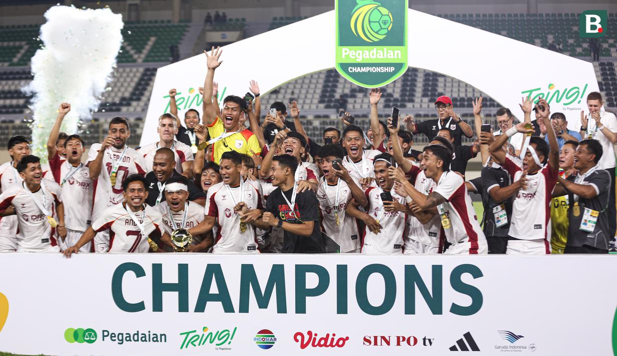 Para pemain dan staff Garudayaksa merayakan gelar juara dengan mengangkat piala setelah mengalahkan PSS Sleman 4-3 lewat adu penalti dalam babak final di Stadion Maguwoharjo, Sleman, pada Sabtu (9/5/2026) malam WIB.