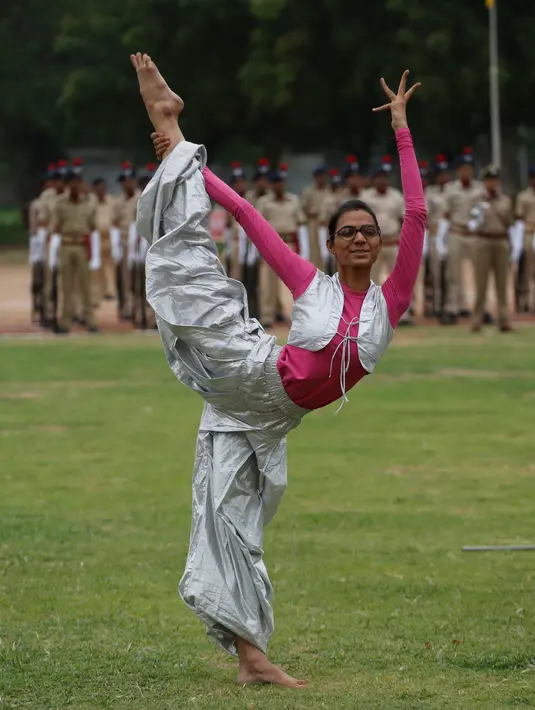 Seorang wanita India melakukan yoga selama perayaan hari Kemerdekaan di Ahmadabad, India, (15/8). India merdeka dari kolonialis Inggris pada tahun 1947. (AP Photo / Ajit Solanki)