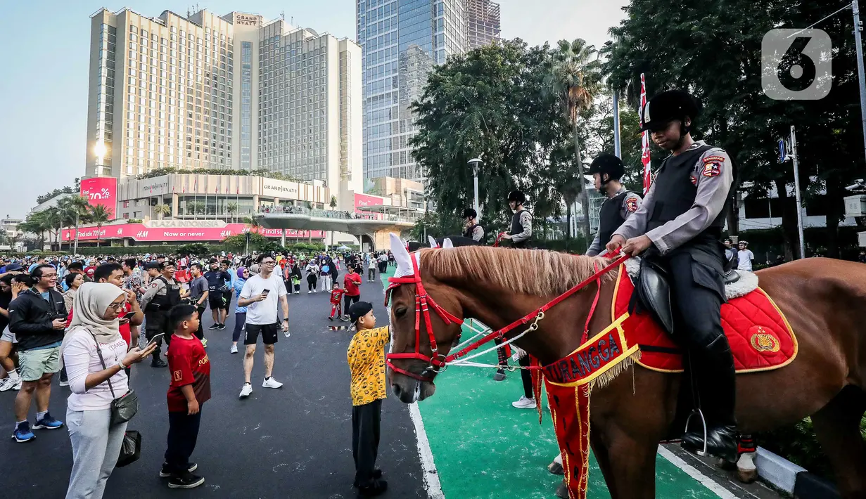 Suasana CFD di kawasan Jalan Sudirman-MH Thamrin terpantau ramai hari ini. Warga datang untuk berolahraga sekaligus refreshing. (Liputan6.com/Faizal Fanani)