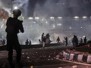 Aparat kepolisian berupaya membubarkan massa di kawasan Harmoni, Jakarta, Kamis (8/10/2020). Polisi berhasil membubarkan unjuk rasa ricuh yang dilakukan massa penolak UU Cipta Kerja dengan tembakan gas air mata dan watercanon. (merdeka.com/Iqbal S. Nugroho)