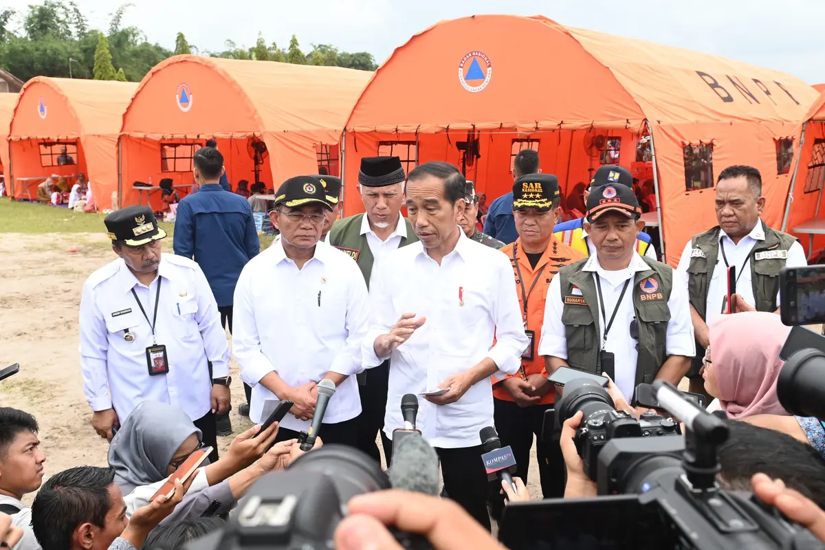 Presiden Joko Widodo atau Jokowi saat meninjau lokasi banjir lahar dingin di Nagari Bukik Batabuah, Kabupaten Agam, Sumatera Barat, Selasa (21/5/2024)