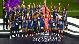 Para pemain Lyon mengangkat trofi juara usai mengalahkan Wolfsburg pada final Liga Champions Wanita di Stadion Anoeta, San Sebastian, Spanyol, Minggu (30/8/2020). Lyon meraih gelar juara Liga Champions Wanita usai mengalahkan Wolfsburg 3-1. (Sergo Perez/Pool via AP)