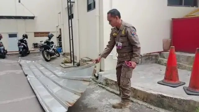 Atap gedung Kemuning Gading, Bogor, rusak akibat diterjang angin kencang, Kamis (9/2/2023) pagi (Liputan6.com/Achmad Sudarno)