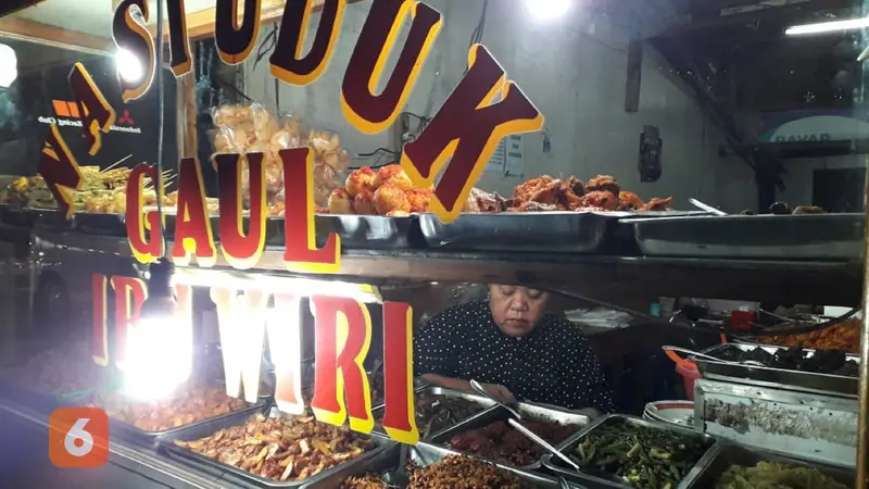 Nasi Uduk Gaul Ibu Wiri