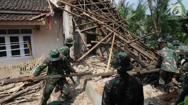 Prajurit TNI Bantu Korban Gempa Banten Bersihkan Reruntuhan