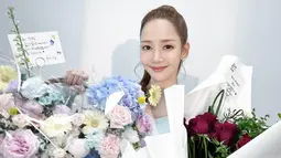 Senyum tipis Park Min-young sudah memperlihat sisi cantiknya perempuan kelahiran 4 Maret 1986. Aktris yang kerap disandingkan dengan Park Seo-joon ini terlihat sangat menawan memegang bunga. Tak heran, foto ini banjir like dan komentar. (Liputan6.com/IG/@rachel_mypark)
