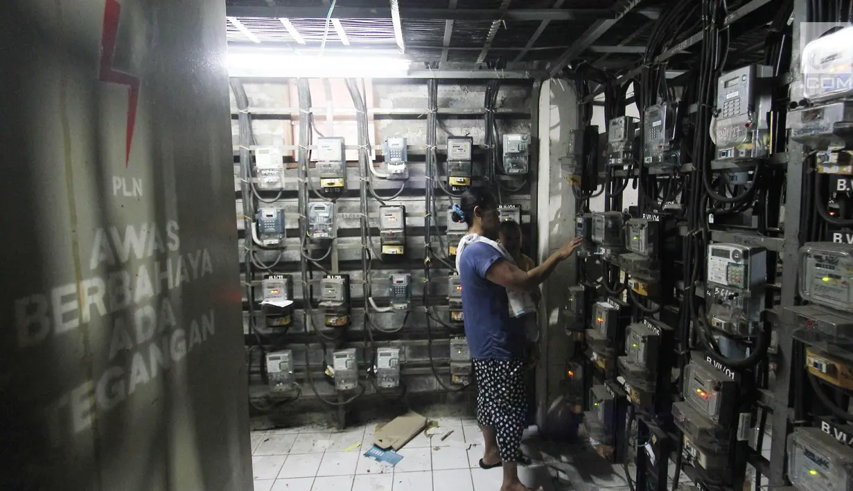 Pelanggan mengisi token listrik di Rusun Bendungan Hilir, Jakarta, Rabu (15/11). Pemerintah dan PT PLN (Persero) tengah menggodok penyederhanaan golongan pelanggan listrik rumah tangga. (Liputan6.com/Angga Yuniar)