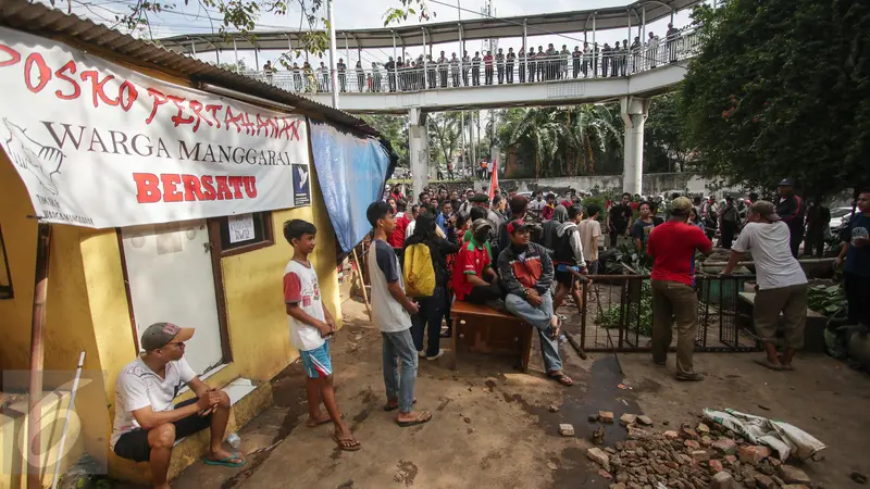 Warga Manggarai Blokir Jalan Tolak Penggusuran