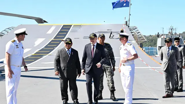 Presiden Prabowo Subianto dan Perdana Menteri (PM) Australia Anthony Albanese meninjau langsung Kapal HMAS Canberra di Garden Island Naval Base, Australia, Rabu (12/11/2025) (Biro Pers)