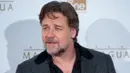 Russell Crowe mengambil time lapse foto saat berada di Australia. Ia pun menemukan UFO dalam foto yang diambilnya. (Empire)