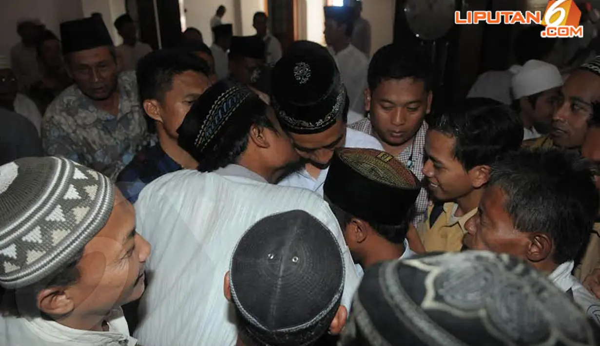 Salah satu jamaah berusaha memeluk dan mencium Jokowi sebelum mantan Walikota Solo itu melanjutkan kampanye di Serang {Liputan6.com/Herman Zakharia)