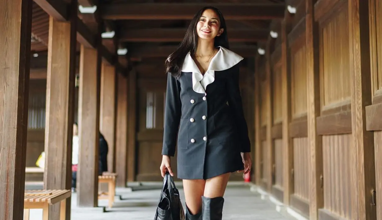 Jalan-jalan sendiri di Negeri Matahari Terbit, wanita kelahiran tahun 1987 ini tak melewatkan untuk menyiapkan penampilan terbaiknya. Dalam perjalanannya kali ini, Kirana memakai outfit serba hitam. Lantaran cuaca di sana sedang bersahabat untuk jalan kaki, artis cantik ini pun memilih sepatu boots tinggi yang punya warna senada dengan pakaiannya. (Liputan6.com/IG/@kiranalarasati)