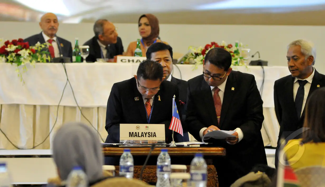 Ketua DPR Setya Novanto (ketiga kanan) didampingi dua pimpinan DPR menyaksikan penandatangan oleh delegasi Parlemen Malaysia saat Konferensi Parlemen Asia-Afrika di Komplek Parlemen, Senayan, Jakarta, Kamis (23/04/2015). (Liputan6.com/Andrian M Tunay)
