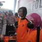 Dua tersangka penganiaan anak disabilitas dihadirkan saat konferensi pers di Polda Riau. (Liputan6.com/M Syukur)