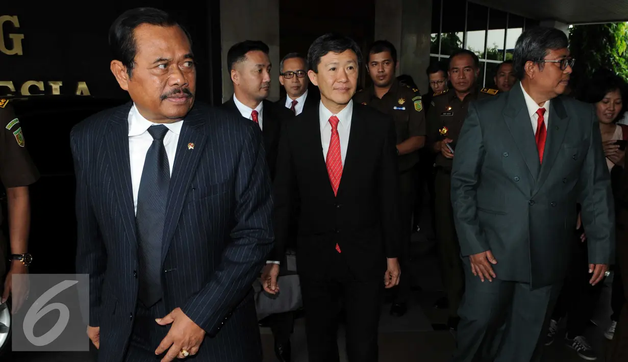 Jaksa Agung HM Prasetyo menerima kunjungan bilateral Komisioner ICAC Hongkong Mr. Simon Y.L.Peh, Jakarta, Kamis (17/3). Dalam Kunjungan bilateral tersebut membahas permasalahan korupsi yang di tangani oleh kejagung dll. (Liputan6.com/Helmi Afandi)
