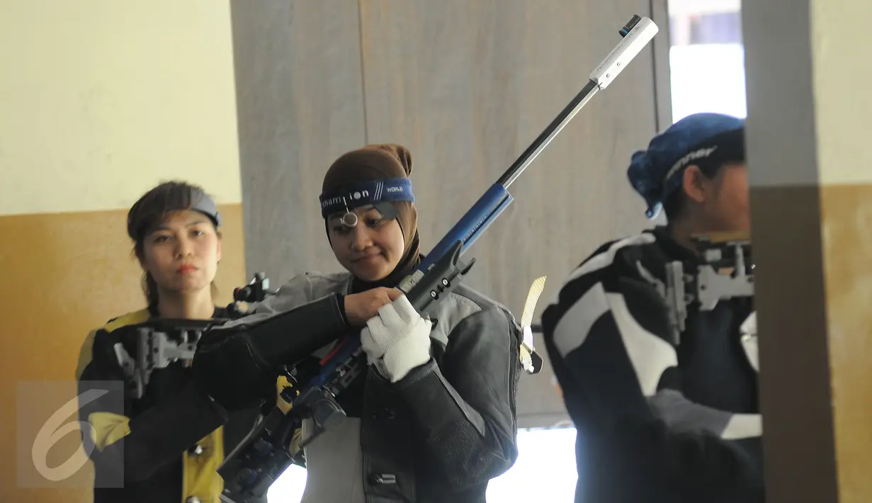 Petembak Indonesia, Maharani Ardi menahan kekecewaan usai gagal di Final 50m RIFLE 3 positions women di Kejuaraan Menembak se-Asia Tenggara di Jakarta, Senin (23/11/2015). Maharani menempati posisi enam dengan 383.3 poin. (Liputan6.com/Helmi Fithriansyah)