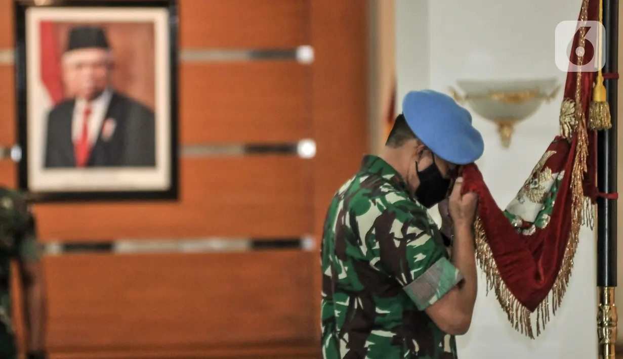 Mayjen Tri Budi Utomo mencium bendera saat upacara pelepasan sebagai Danpaspampres di Mako Paspampres, Jakarta Pusat, Senin (18/7/2022). Marsma TNI Wahyu Hidayat Sudjatmiko resmi menjabat sebagai Danpaspampres menggantikan Mayjen Tri Budi Utomo. (merdeka.com/Iqbal S. Nugroho)