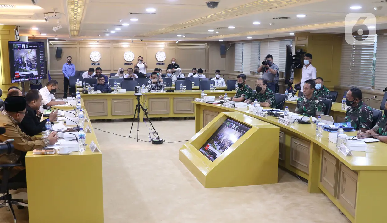 Suasana rapat Panglima TNI Jenderal Andika Perkasa dengan Komite I DPD di Nusantara VI, Kompleks Parlemen MPR/DPR-DPD, Senayan, Jakarta, Selasa (8/2/2022). Rapat kerja ini membahas mengenai Pelaksanaan UU Nomor 43 Tahun 2008 tentang Wilayah Negara. (Liputan6.com/Angga Yuniar)