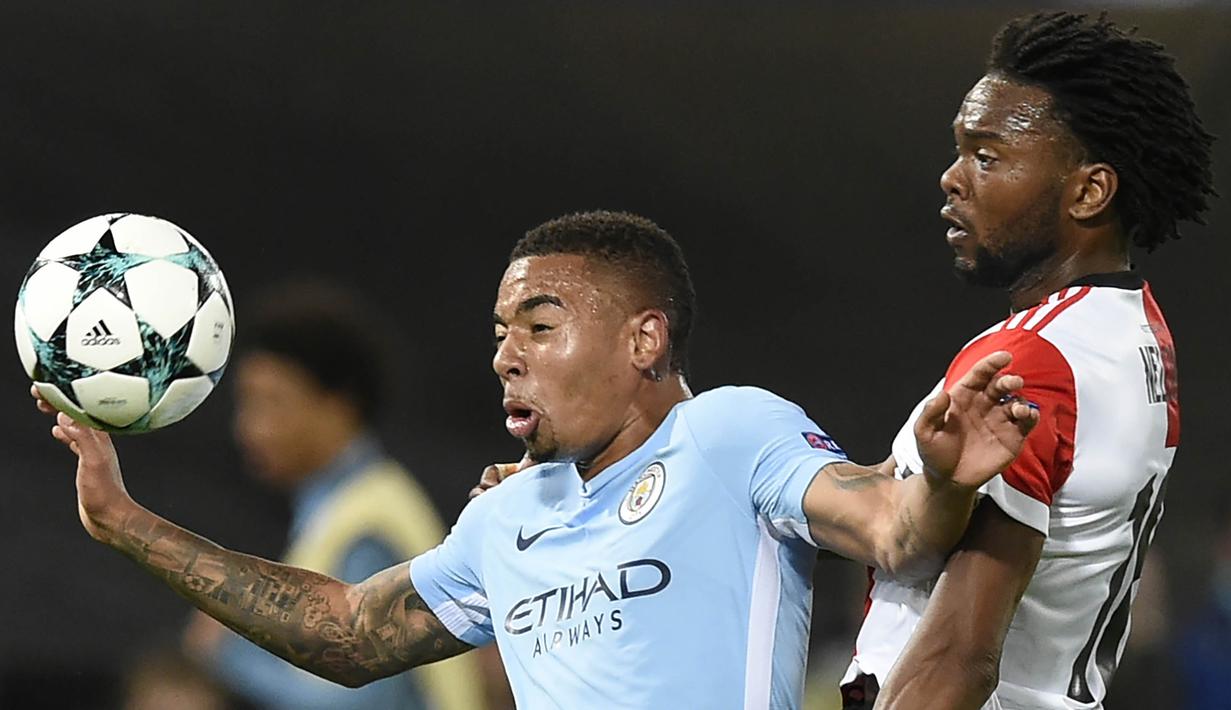 Penyerang Manchester City, Gabriel Jesus, berusaha melewati bek Feyenoord, Miguel Nelom, pada laga Liga Champions di Stadion Feyenoord, Rotterdam, Rabu (13/9/2017). Feyenoord kalah 0-4 dari City. (AFP/John Thys)