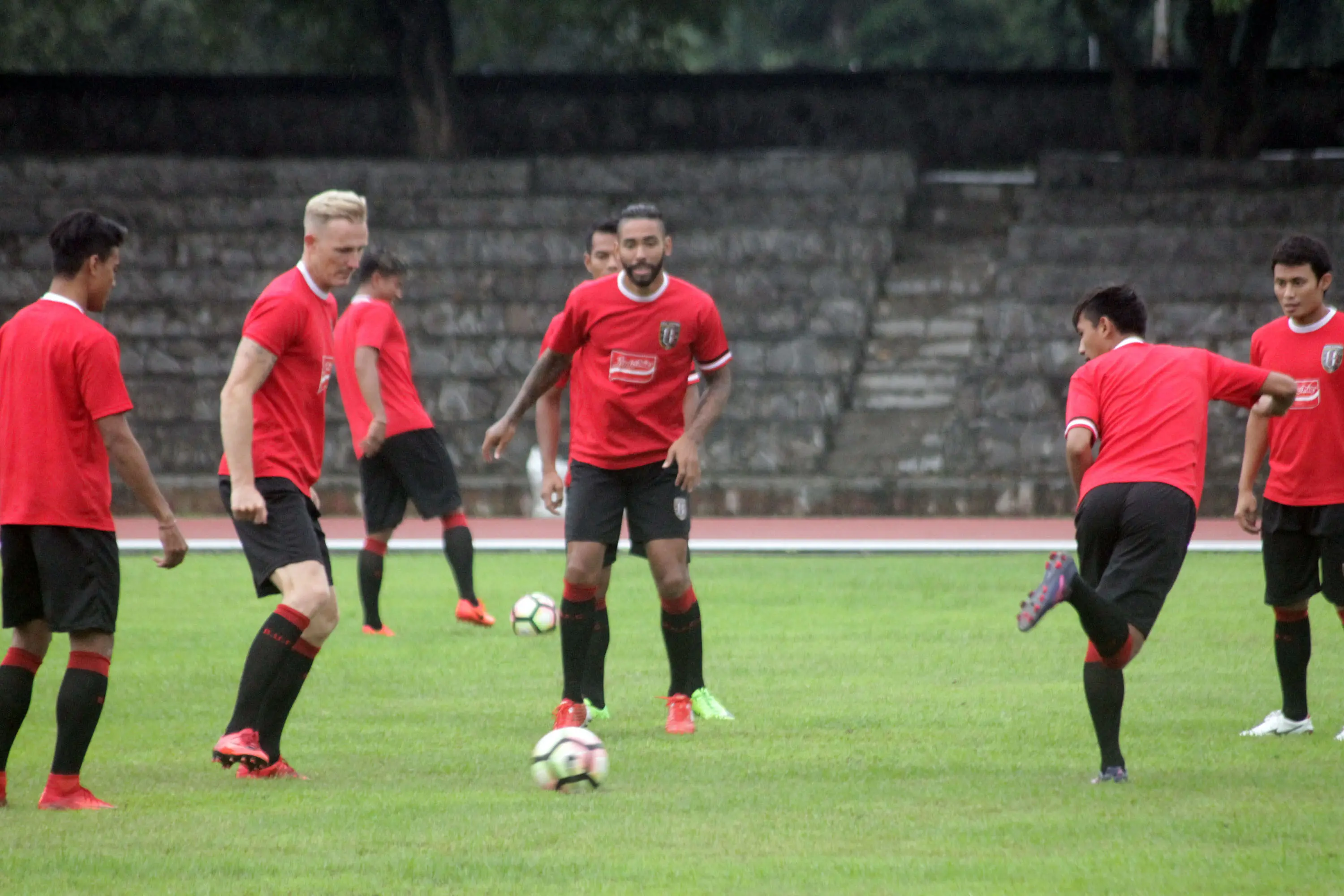 Bali United saat persiapan menjelang babak 8 besar Piala Presiden 2018 melawan Madura United. (Bola.com/Ronald Seger)