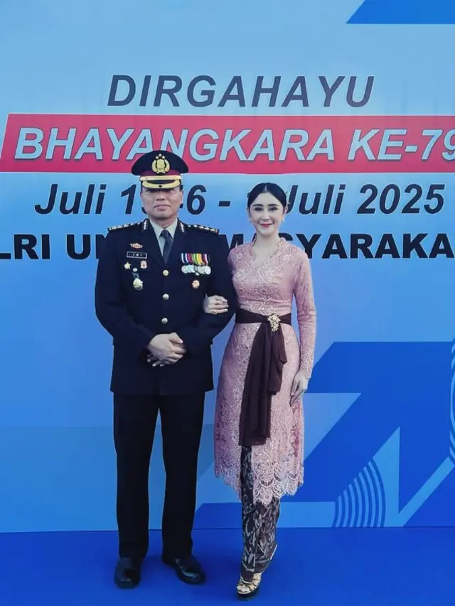 Potret Model Kebaya Panjang Uut Permatasari