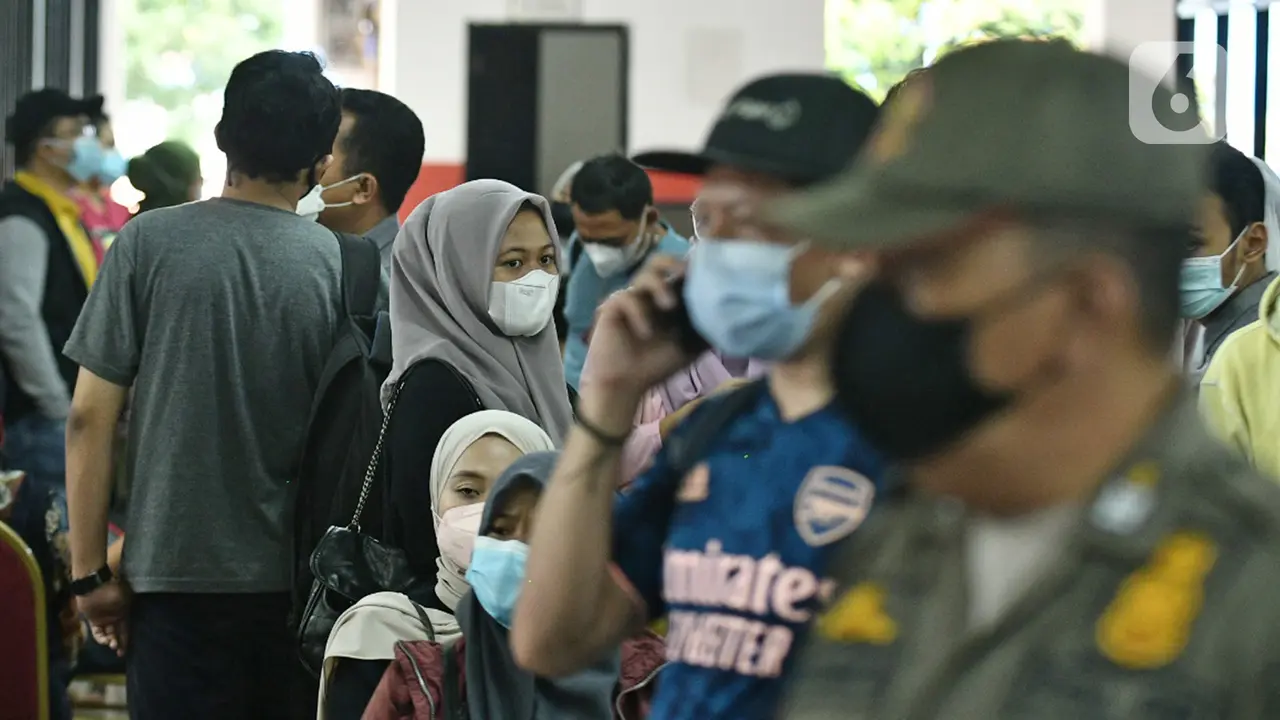 Vaksinasi COVID-19 untuk Warga Usia 18 sampai 50 Tahun di GOR Ciracas