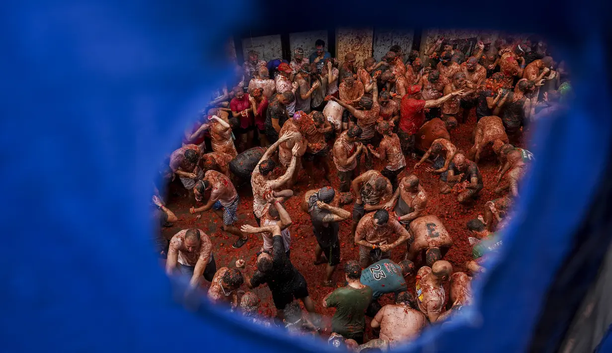 Sejarah la Tomatina berawal dari ketidaksengajaan, namun karena dirasa menyenangkan akhirnya dilakukan secara rutin setiap tahun. (AP Photo/Alberto Saiz)
