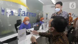 Direktur Utama Bank Mandiri Taspen Elmamber P. Sinaga (kiri) dan Plt. Direktur Utama Kimia Farma Diagnostika Agus Chandra saat di loket Kimia Farma di Bandung, Jawa Barat (03/9/2021). (Liputan6.com/HO/Mandiri Taspen)