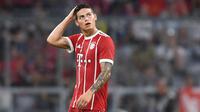 Gelandang Bayern Munchen, James Rodriguez, tampak kecewa usai kalah dari Liverpool pada laga Audi Cup di Stadion Allianz Arena, Munchen, Selasa (1/8/2017). Munchen kalah 0-3 dari Liverpool. (AFP/Christof Stache)