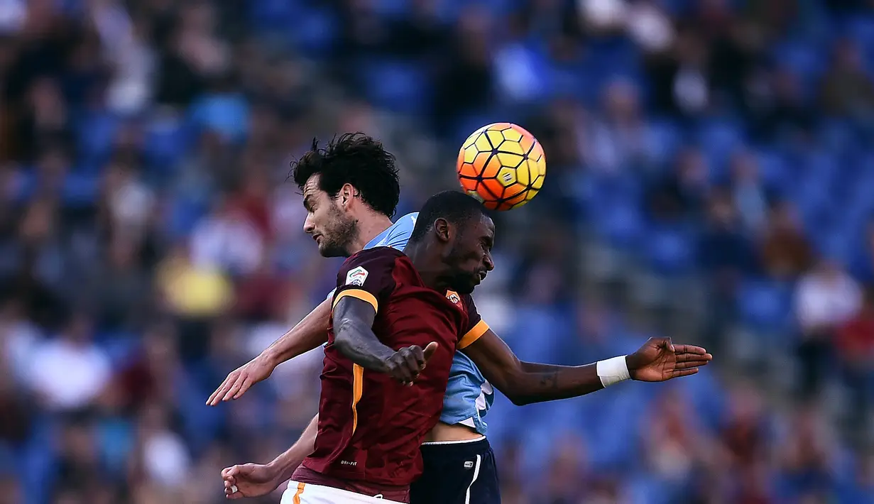 Pemain AS Roma, Antonio Rudiger (kanan), berebut bola dengan pemain Lazio, Marco Parolo, dalam lanjutan Serie A di Stadion Olimpico, Roma, Minggu (8/11/2015) malam WIB. (AFP Photo/Filippo Monteforte)