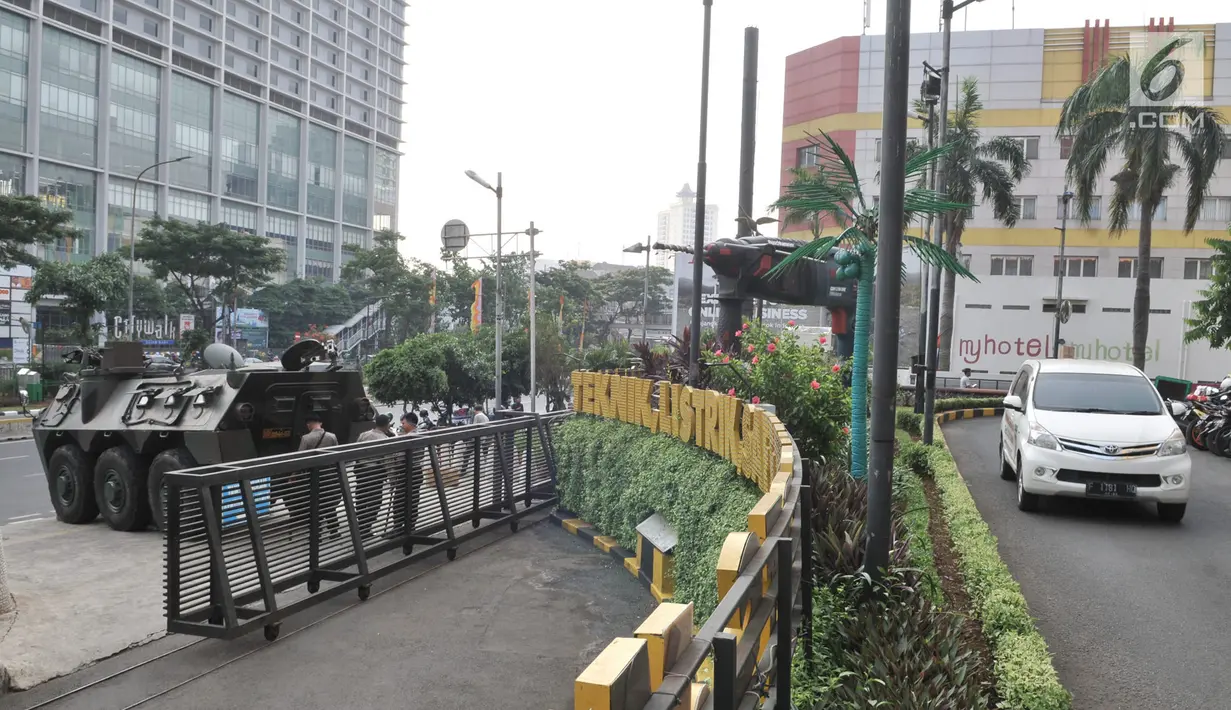 Suasana pengamanan di pusat perbelanjaan kawasan Glodok, Jakarta, Kamis (27/6/2019). TNI dan Polri mengamankan sejumlah pusat perbelanjaan di Jakarta guna mengantisipasi hal tidak diinginkan saat pembacaan putusan sidang sengketa Pilpres 2019. (merdeka.com/Iqbal Nugroho)