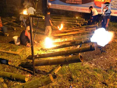 Anak-anak bermain meriam bambu atau bledugan saat merayakan malam takbiran di kawasan Cijeruk, Bogor, Jawa Barat, Selasa (4/6/2019). Tradisi yang dilakukan setiap malam Idul Fitri ini tetap dipertahankan oleh warga setempat. (merdeka.com/Arie Basuki)