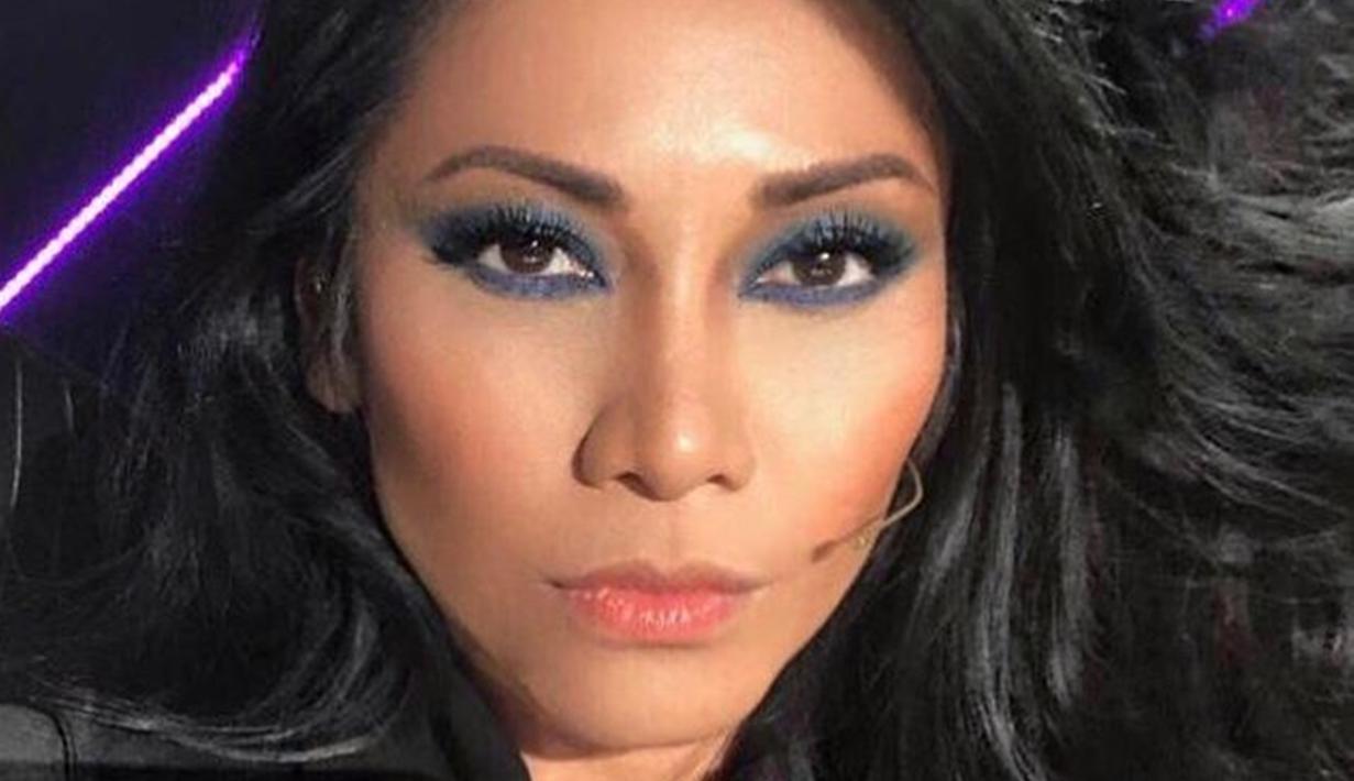 Meski sering unggah foto wajah polos tanpa riasan, Anggun sering tampil mengisi acara dengan gaya makeup bold. Khususnya pada area matanya. Seperti saat ia menggunakan makeup mata berwarna kebiruan ini. (Liputan6.com/IG/@anggun_cipta)