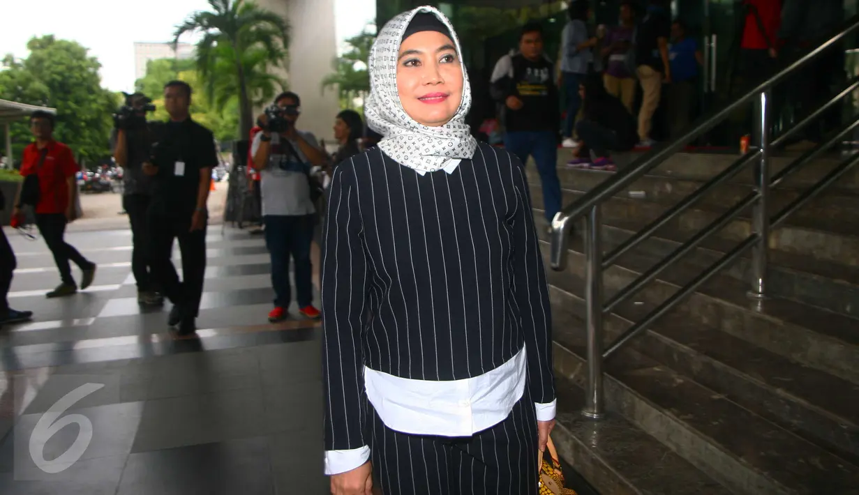  Mantan Bupati Kendal Widya Kandi Susanti usai menjalani pemeriksaan di Gedung KPK, Jakarta, (17/2). Susanti diperiksa sebagai saksi dalam kasus dugaan suap terkait proyek di Kementerian Pekerjaan Umum dan Perumahan Rakyat. (Liputan6.com/Helmi Afandi)