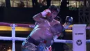 Pukulan Jansen Marapu mendarat di wajah petinju Thailand, Phuttiphong Rakoon saat tampil pada kelas Lightweight Mahkota Boxing Super Series di Cilandak Town Square, Jakarta (10/3/2018). Jansen menang TKO pada ronde ke sembilan. (Bola.com/Nick Hanoatubun)