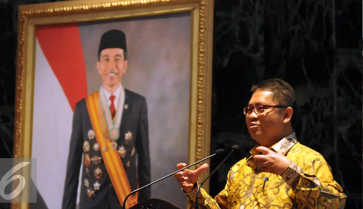 Menkominfo Rudiantara memberi sambutan di acara Evaluasi Dengar Pendapat 10 LPS TV Berjaringan di Balai Kota, Jakarta, Selasa (10/5). Acara ini sebagai evaluasi proses perpanjangan izin penyiaran 10 tahun televisi (Liputan6.com/JohanTallo)
