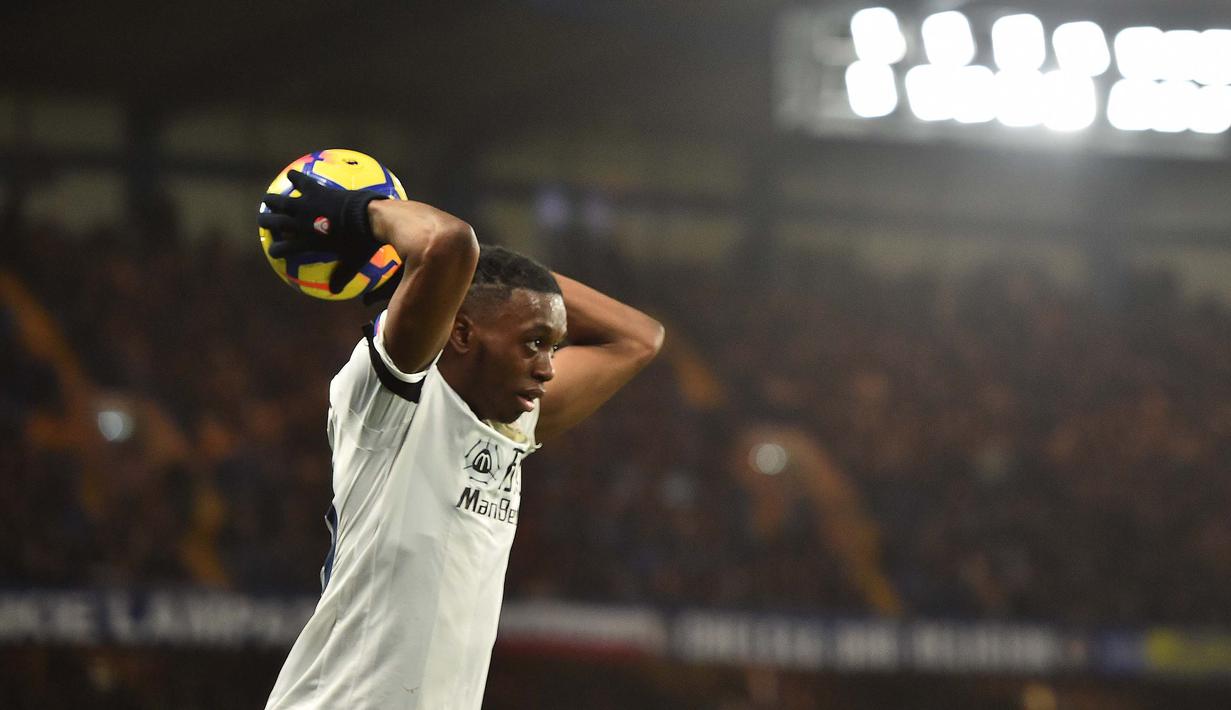 Aaron Wan-Bissaka resmi menjadi rekrutan perdana dari pelatih Manchester United, Ole Gunnar Solskjaer. (Photo by Glyn KIRK / AFP)
