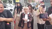 Korban pelecehan Miss Universe Indonesia didampingi kuasa hukumnya, Mellisa Anggraini di Polda Metro Jaya, Senin (14/8/2023). (Dok. via M. Altaf Jauhar)