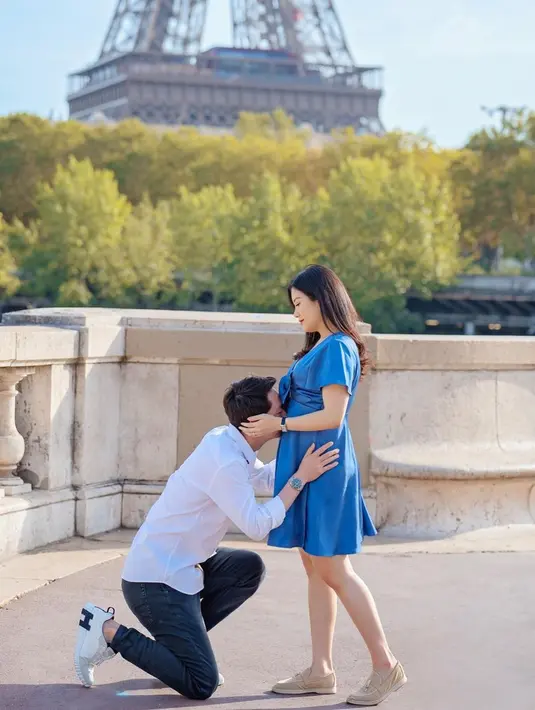 Sementara Kevin tampil monokrom dengan kemeja putih, long pants dan sneakers-nya. [@valenciatanoe]