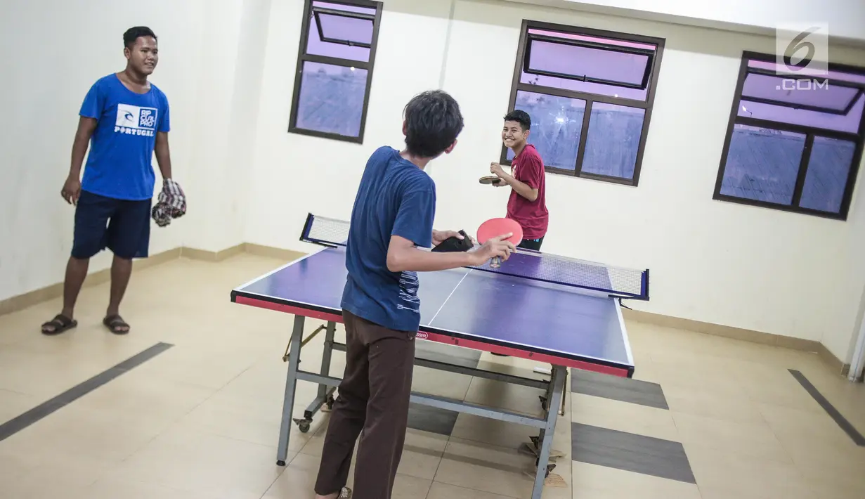 Penghuni bermain tenis meja di Rumah Susun (Rusun) Promoter Polri di Kebon Jeruk, Jakarta Barat, Rabu (28/11). Rusun yang dibangun 17 lantai terdiri atas 255 unit. (Liputan6.com/Faizal Fanani)