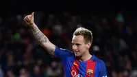  Gelandang Barcelona Ivan Rakitic melakukan selebrasi usai membobol gawang Celta Vigo dalam lanjutan Liga Spanyol pekan ke-26 di Stadion Camp Nou, Minggu (5/3). Barca tampil memukau dengan menciptakan 5 gol tanpa balas ke gawang Celta Vigo. (AP PHOTO)