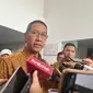 Penjabat (Pj) Gubernur Heru Budi Hartono usai menghadiri pertemuan dengan kepala sekolah se-Jakarta di Jakarta International Velodrome, Jakarta Timur, Minggu (21/7/2024). (Liputan6.com/Winda Nelfira)