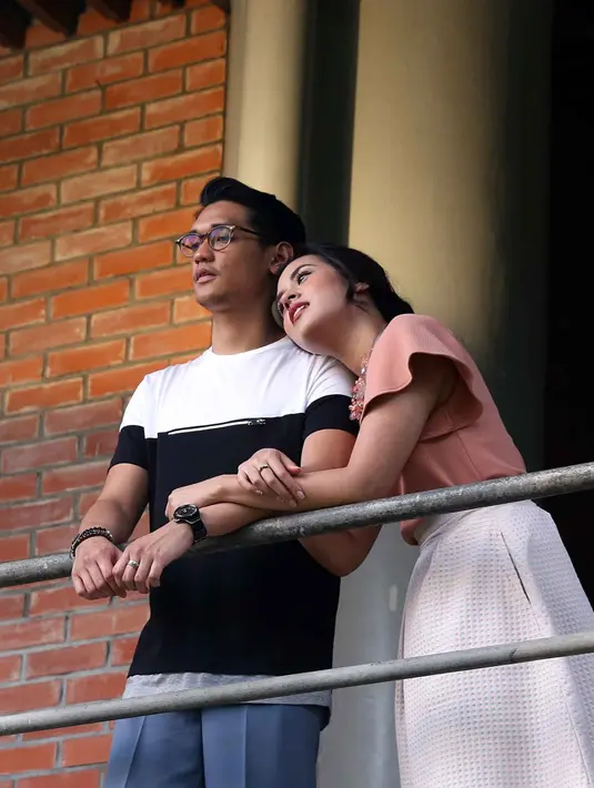 Karena beradegan sebagai sepasang kekasih, keduanya pun dituntut untuk mesra. Dari pandangan mata, pegangan tangan, dan gestur lainnya mereka lakukan demi mendapatkan kesan sebagai sepasang kekasih. (Nurwahyunan/Bintang.com)