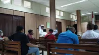 Suasana salah satu ruang sidang PN Jakarta Utara ketika social distancing diberlakukan untuk cegah penularan Covid-19. (Istimewa)