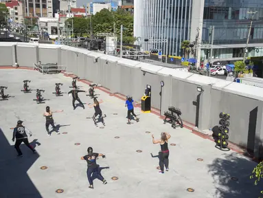 Orang-orang berolahraga di luar ruangan di Mexico City pada 21 Januari 2021. Gimnasium di Mexico City beradaptasi dengan ruang terbuka dalam menghadapi lonjakan virus corona COVID-19. (Photo by CLAUDIO CRUZ / AFP)