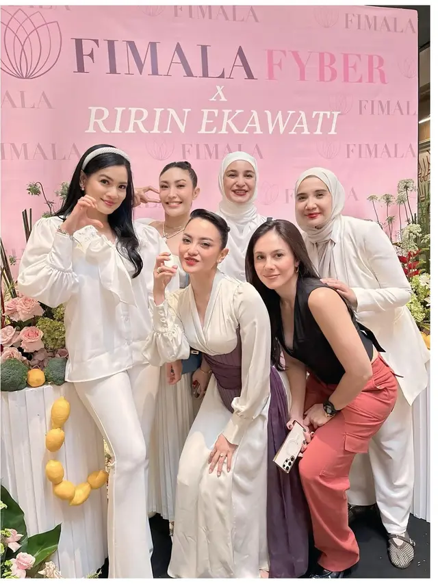 6 Gaya Geng Cendol di Acara Ririn Ekawati, Tampilkan Paduan Busana Putih Elegan