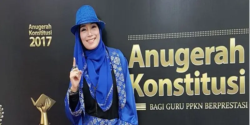 FOTO:  Gaya Busana Hijab Inke Christie yang Selalu Tampil Modis