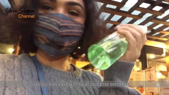 Pakai Masker Tenun, Ini 6 Momen Yuni Shara Belanja Persiapan Ramadan