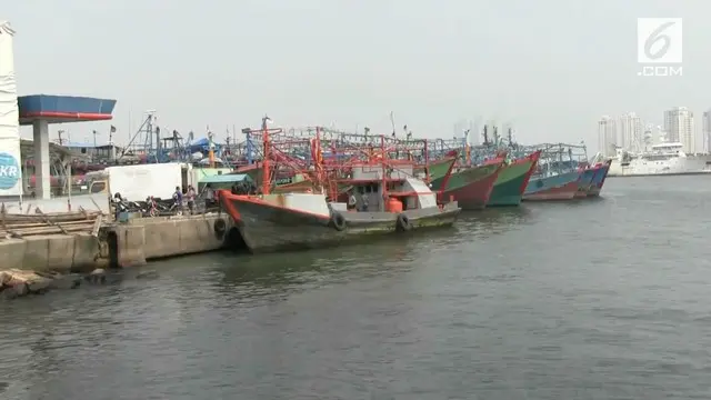 Gelombang tinggi dan cuaca buruk membuat nelayan di pelabuhan Muara Baru memilih menyandarkan perahunya dan tidak melaut.