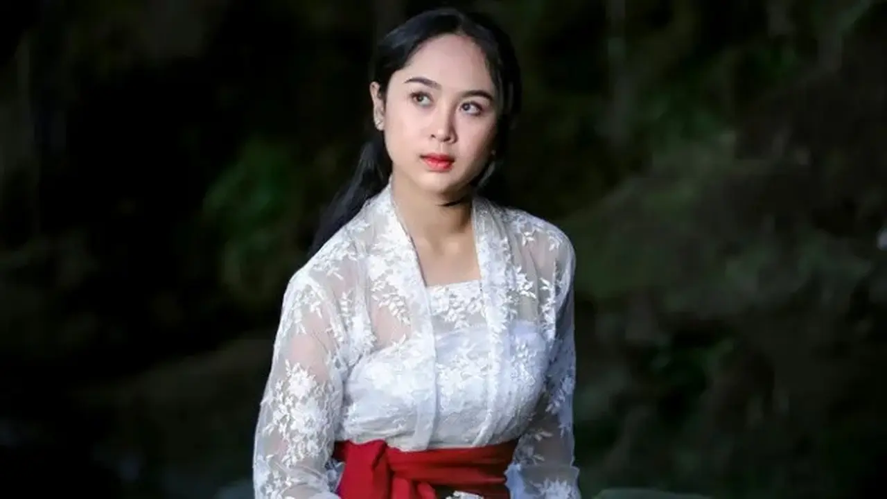 <p>Ilustrasi baju kebaya. (Foto oleh Kakanda Yonik: https://www.pexels.com/id-id/foto/orang-wanita-duduk-batu-10774357/)</p>